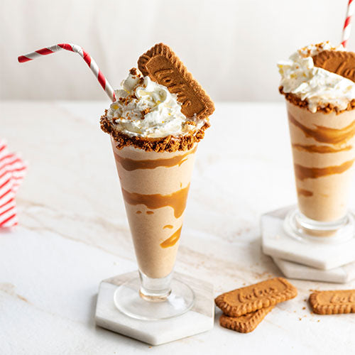 Romige Lotus Biscoff milkshake met karamelsaus, slagroom en Lotus Biscoff koekjes