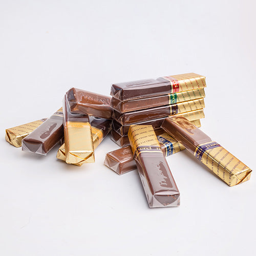 Assortiment individueel verpakte merci melk- en pure chocolade