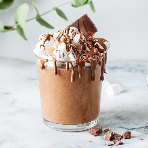 Romige chocolademelk met slagroom, chocoladesaus en stukjes Kinder Bueno melkchocolade