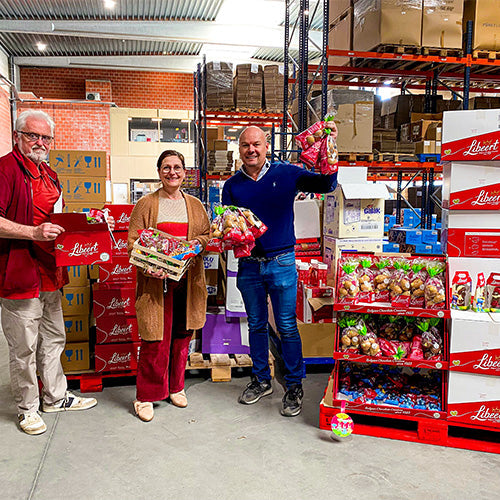 Vandeca-team in het magazijn met Libeert chocolade paaseieren en paasfiguren
